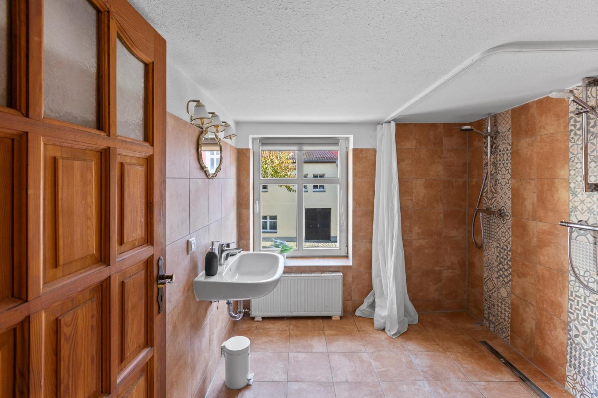 Sabina Monteurwohnung I 75 Zoll Tv I Kueche I Bad I Backofen I Trebbin Luaran gambar